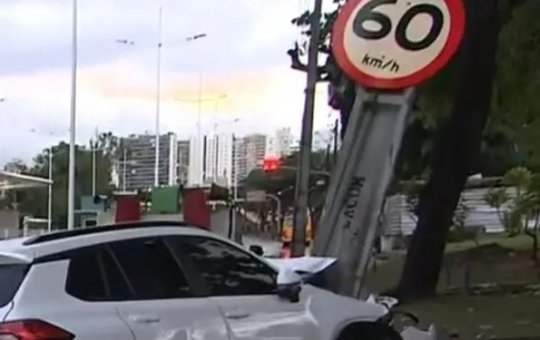 Motorista perde o controle e bate carro em poste na Av.ACM na manhã desta terça