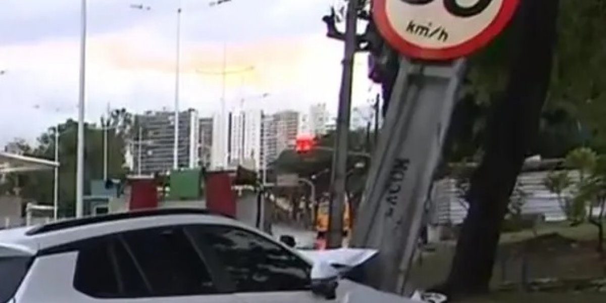 Motorista perde o controle e bate carro em poste na Av.ACM na manhã desta terça