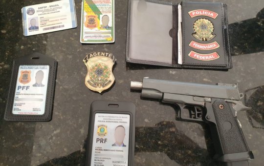 Homem é preso com distintivo falso da polícia para entrar em ônibus sem pagar