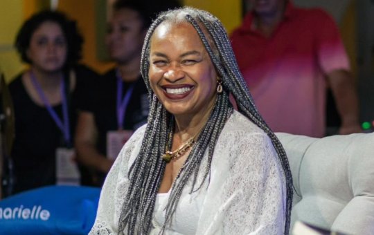 Em livro, Olívia narra trajetória e desafios como mulher preta na política