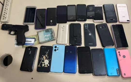 PM recupera 23 celulares com dupla que roubava com arma de brinquedo em Salvador