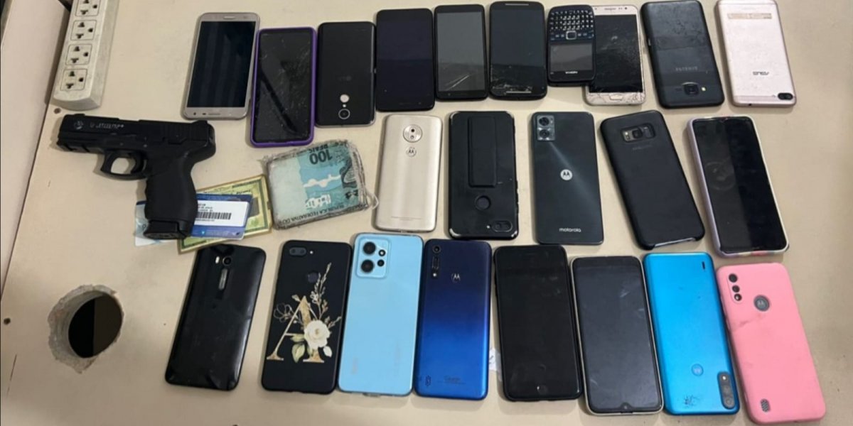 PM recupera 23 celulares com dupla que roubava com arma de brinquedo em Salvador