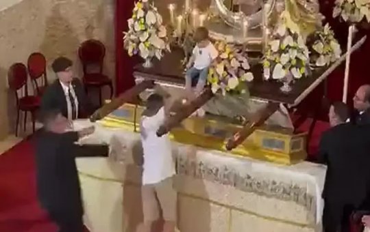 Homem entra correndo em igreja e deixa criança em cima de estátua na Espanha