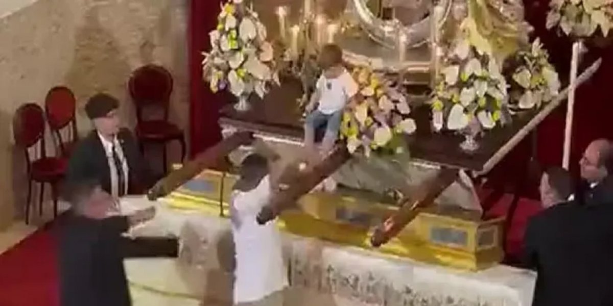 Homem entra correndo em igreja e deixa criança em cima de estátua na Espanha