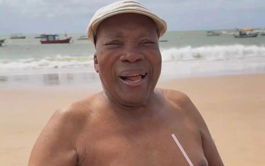 Aposentado dos palcos, Milton Nascimento curte praia na Bahia ao som de Caetano