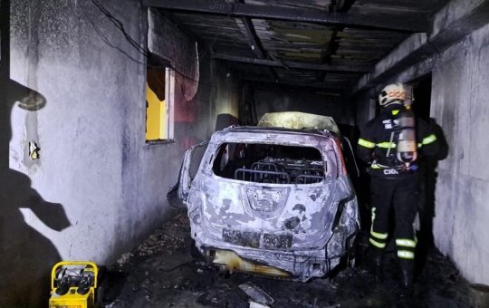 Dez pessoas são hospitalizadas após inalarem fumaça de carro que pegou fogo