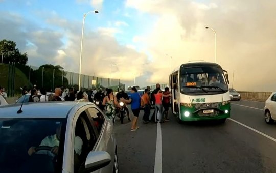Ex-funcionários do transporte metropolitano bloqueiam pista da Estrada do Coco
