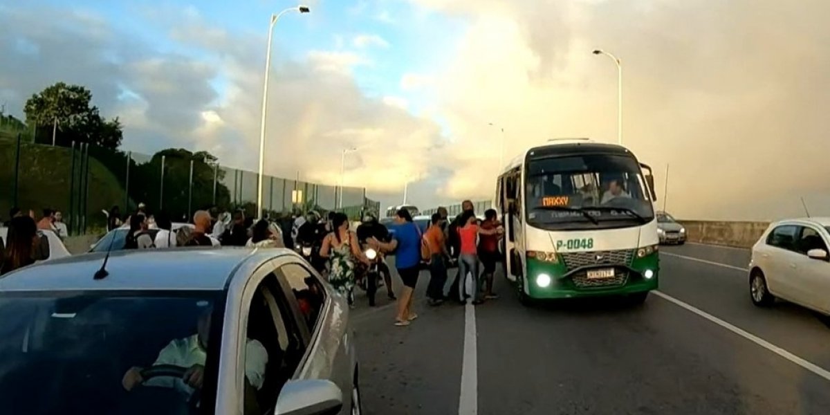 Ex-funcionários do transporte metropolitano bloqueiam pista da Estrada do Coco
