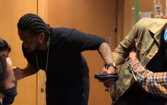 Caetano se emociona ao ouvir sua música “Gente” na versão de Xande dos Pilares