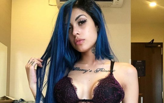 Tati Zaqui coloca biquíni minúsculo para rebolar bumbum em rede social