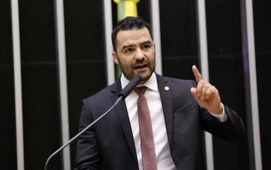 Ex-deputado Arthur do Val leva soco no rosto após provocar manifestantes