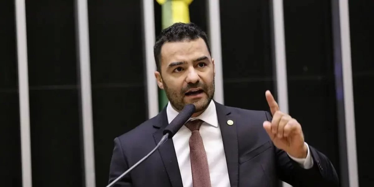 Ex-deputado Arthur do Val leva soco no rosto após provocar manifestantes