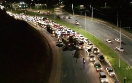 Dez horas após tombar, caminhão permanece na Av. 29 de Março