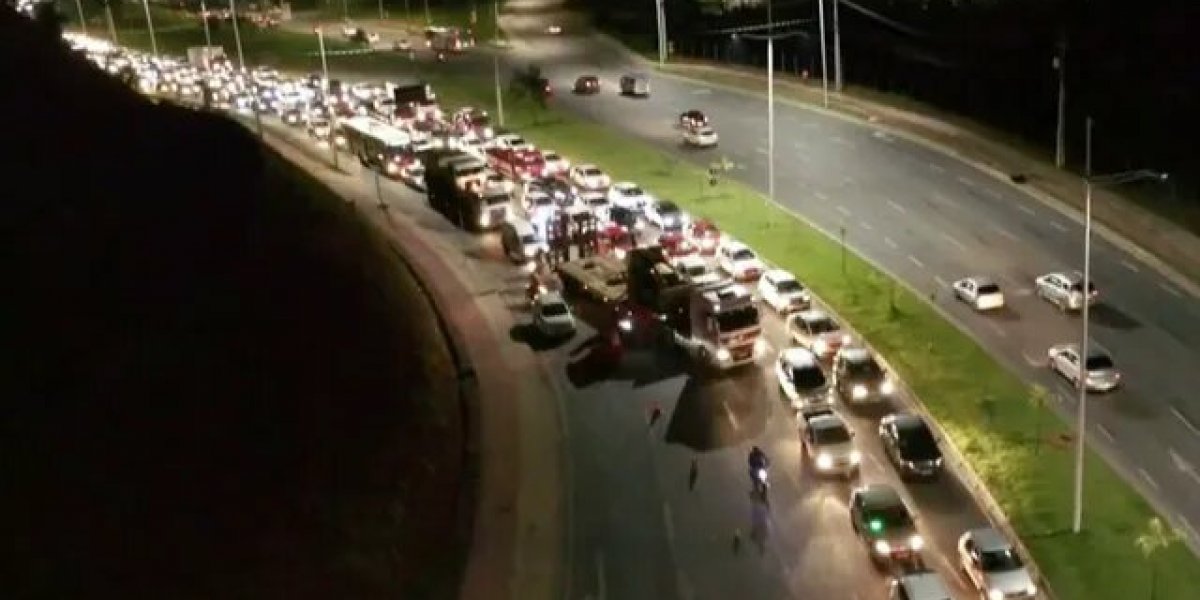 Dez horas após tombar, caminhão permanece na Av. 29 de Março