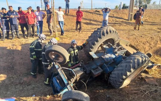 Homem morre após trator cair em vala em Luís Eduardo Magalhães