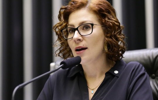 Carla Zambelli vai depor à PF apenas se tiver acesso ao inquérito
