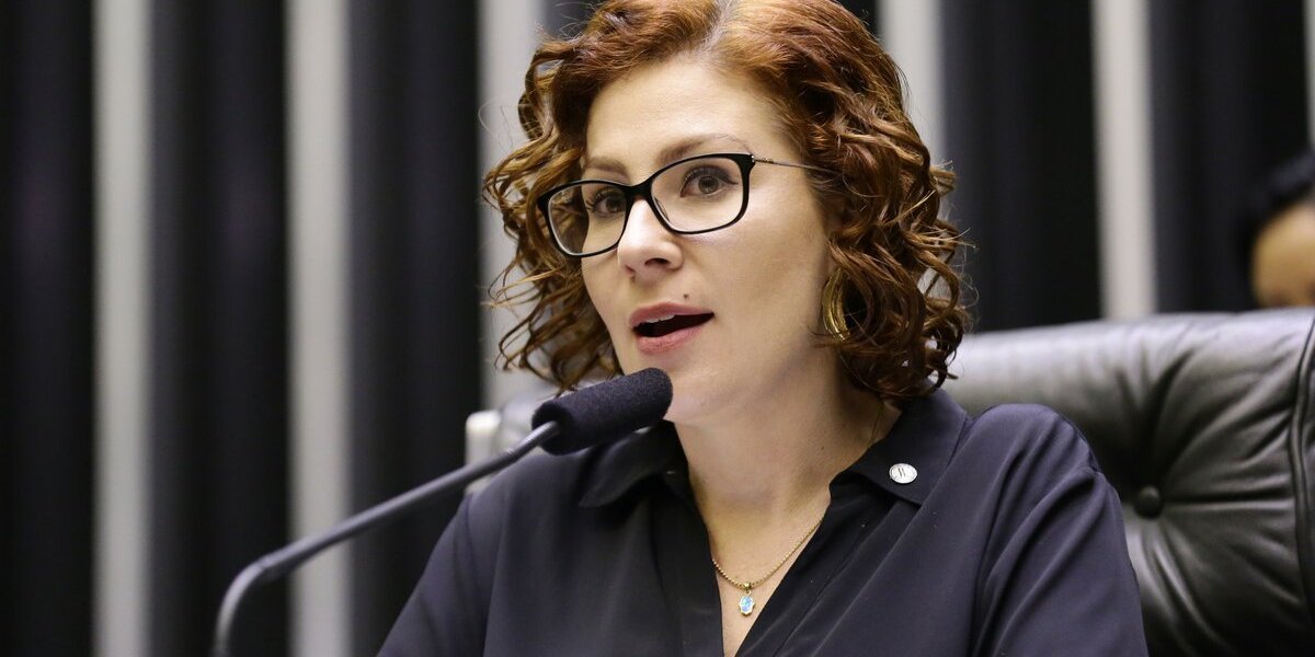 Carla Zambelli vai depor à PF apenas se tiver acesso ao inquérito