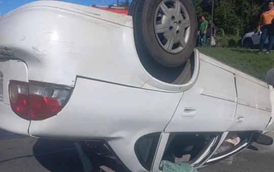 Motorista fica ferido após capotar carro na avenida Mário Leal Ferreira 