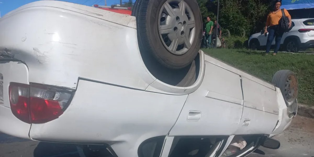 Motorista fica ferido após capotar carro na avenida Mário Leal Ferreira