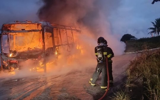 Ônibus com passageiros fica destruído após pegar fogo em Porto Seguro