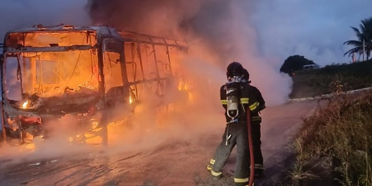 Ônibus com passageiros fica destruído após pegar fogo em Porto Seguro