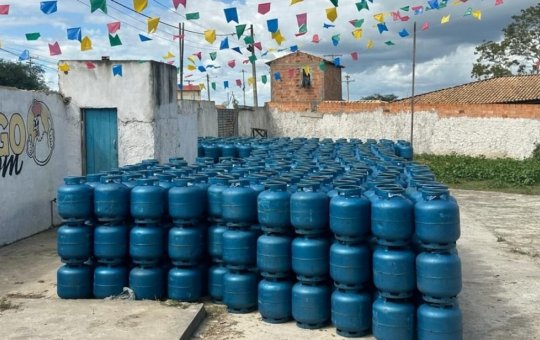 Polícia recupera carga com mais de mil botijões de gás na Bahia