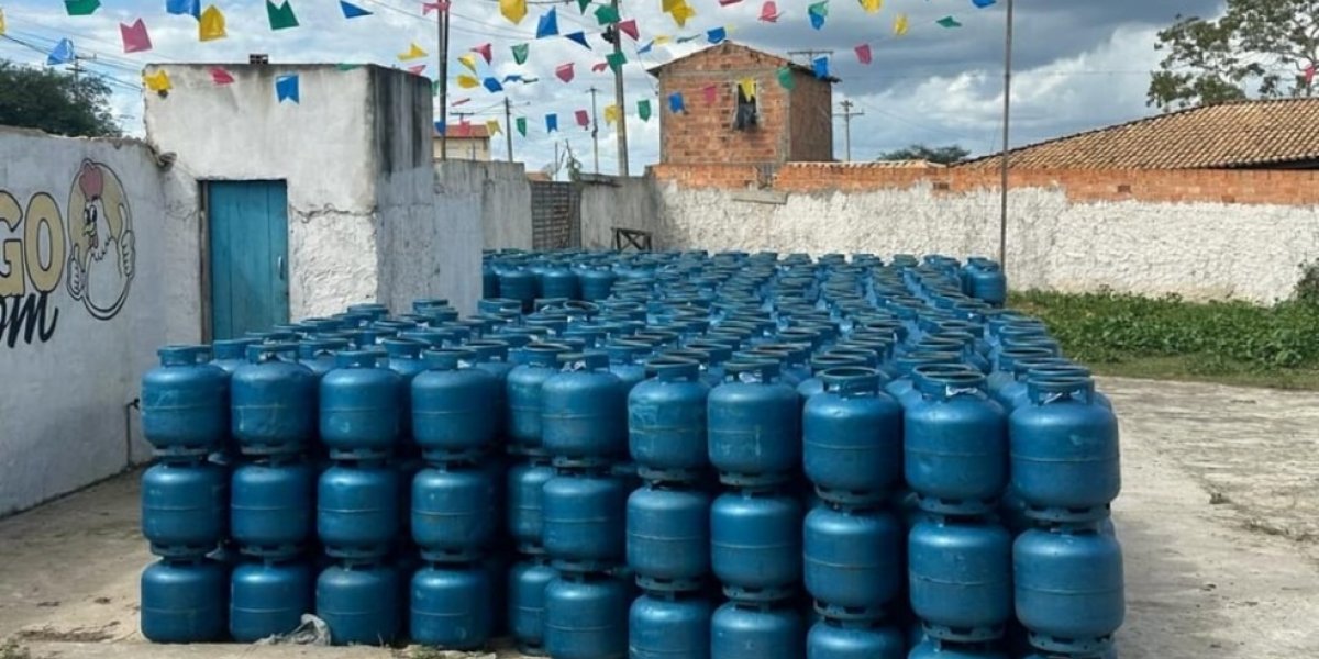 Polícia recupera carga com mais de mil botijões de gás na Bahia