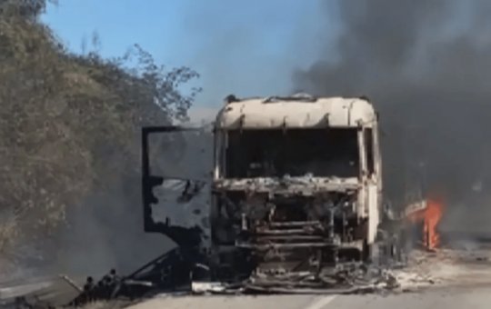 Após caminhão pegar fogo na Bahia, motorista e mulher grávida saem ilesos