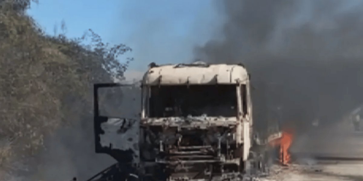 Após caminhão pegar fogo na Bahia, motorista e mulher grávida saem ilesos