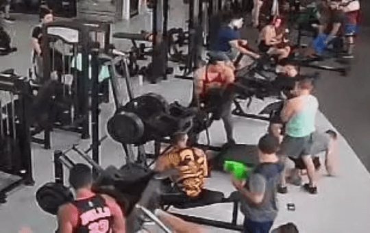 Homem corre risco de ficar sem andar após ser atingido por aparelho na academia
