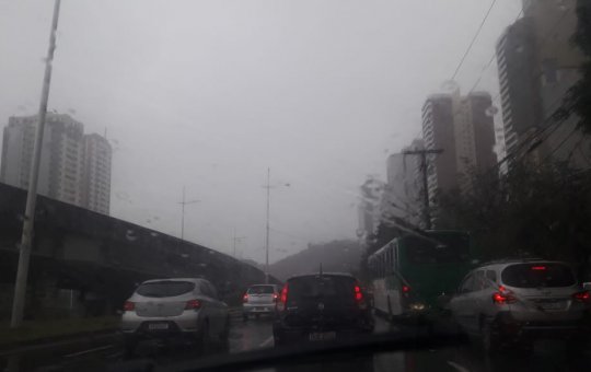 Chuva deixa trânsito lento nas principais vias de Salvador