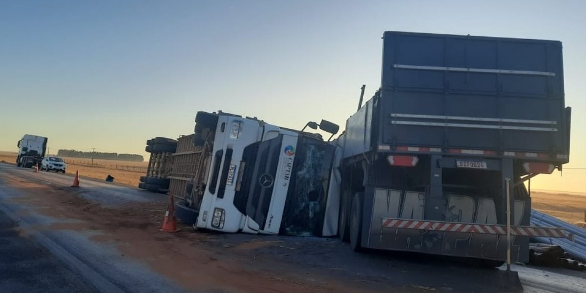 3 pessoas ficam feridas após caminhão carregado com bois bater em carreta na BA