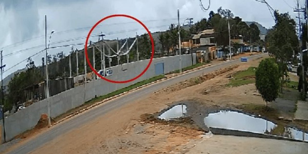Câmera de segurança registra momento em que estrutura de obra desaba