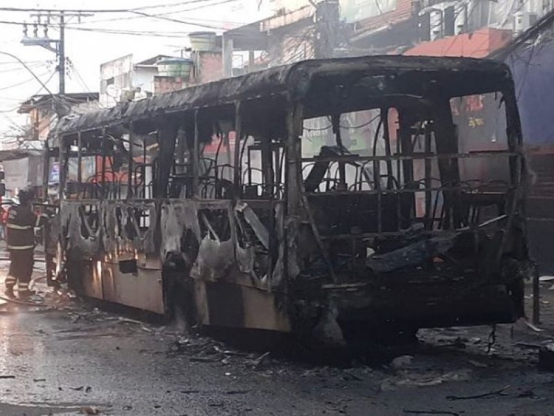 Ônibus é incendiado em São Marcos na manhã desta quarta