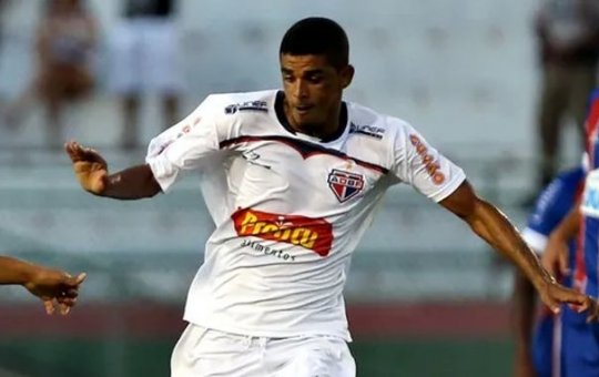 Atacante Deon, revelado no Bahia, morre aos 36 anos após passar mal em treino