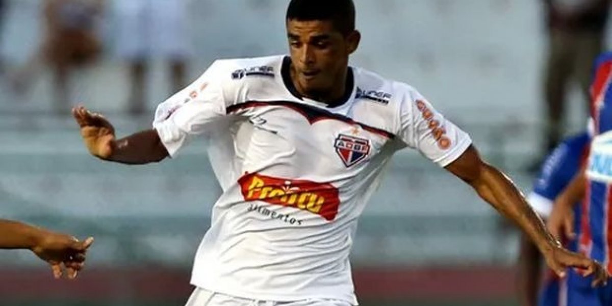 Atacante Deon, revelado no Bahia, morre aos 36 anos após passar mal em treino