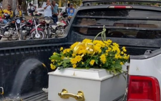 Cão querido por moradores é enterrado sob cortejo fúnebre em Cruz das Almas