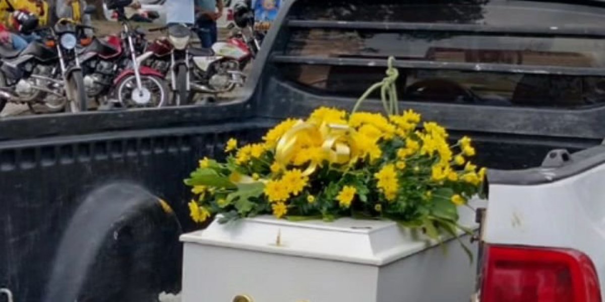 Cão querido por moradores é enterrado sob cortejo fúnebre em Cruz das Almas