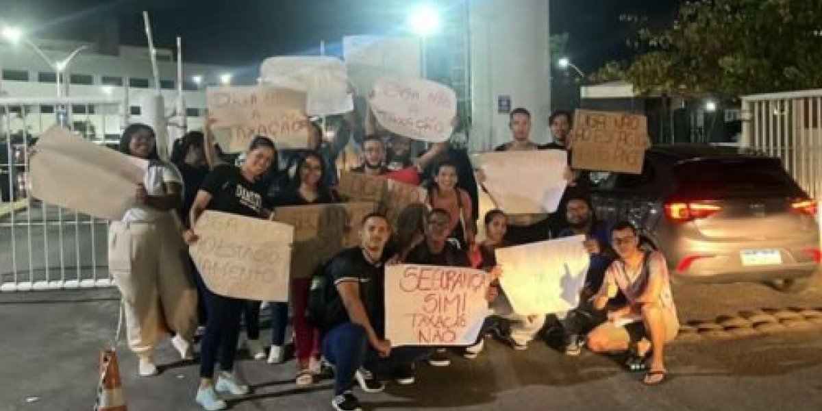 Alunos da Unime fazem protesto contra cobrança de estacionamento