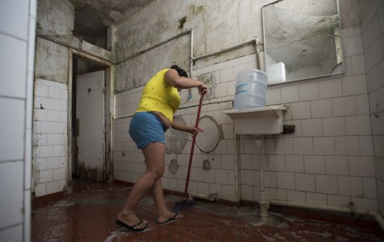 Mulheres gastam quase o dobro de tempo no serviço doméstico