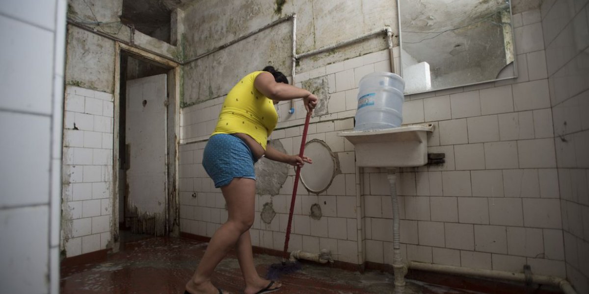 Mulheres gastam quase o dobro de tempo no serviço doméstico