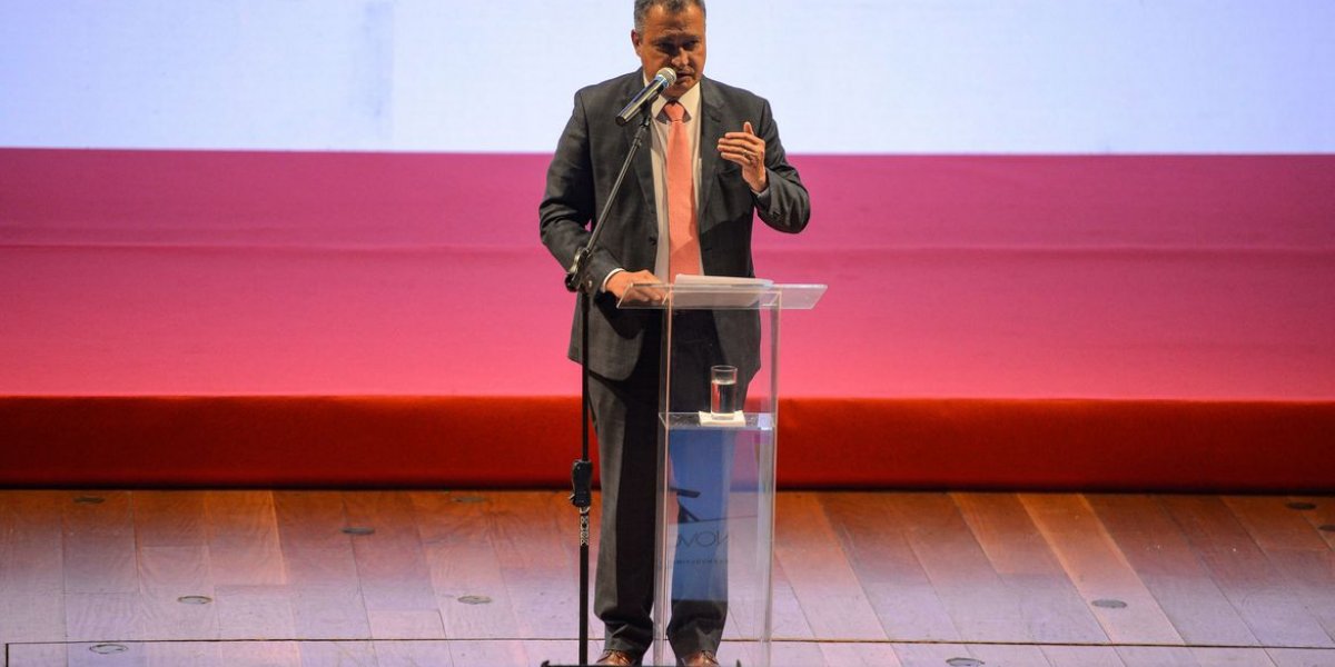 Empresas devem formar consórcios para obras do PAC, diz ministro