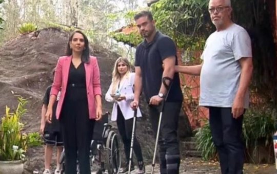 Sidney Sampaio aparece de muletas e bota ortopédica após queda de hotel