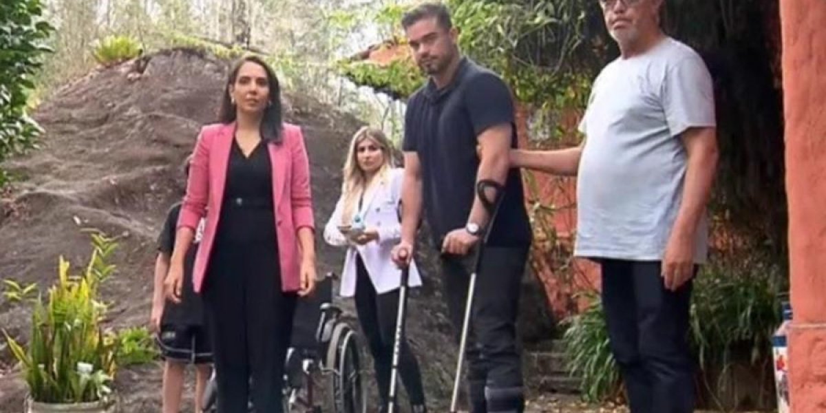 Sidney Sampaio aparece de muletas e bota ortopédica após queda de hotel