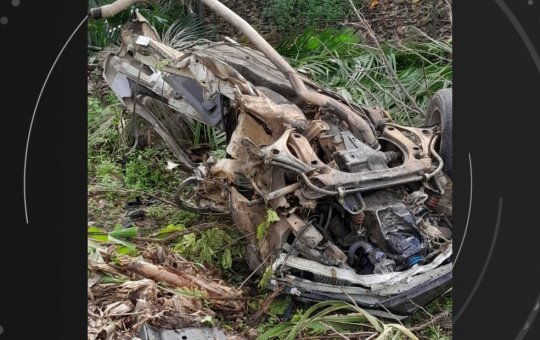 Homem morre e outro fica ferido após carro bater em árvore na Bahia