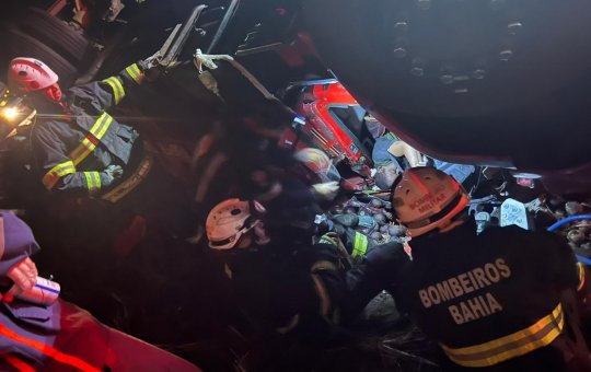 Duas pessoas são resgatadas de ferragens após acidente em rodovia em Jacobina