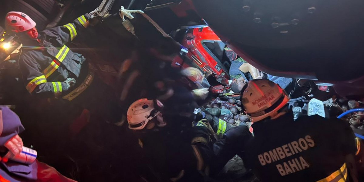 Duas pessoas são resgatadas de ferragens após acidente em rodovia em Jacobina