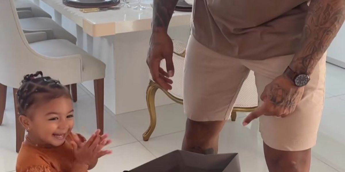 Léo Santana ganha presente de R$ 26 mil no Dia dos Pais