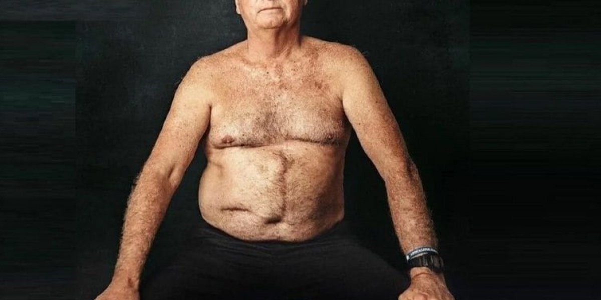 Eduardo Bolsonaro divulga calendário do pai sem camisa por R$ 69,90