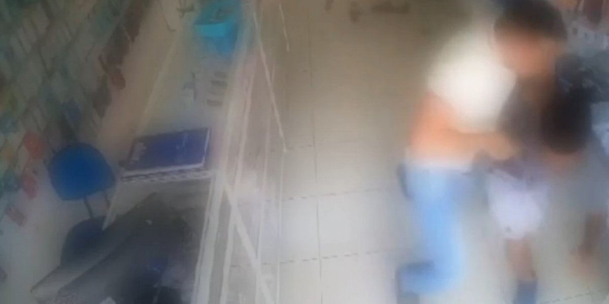 Vídeo mostra momento em que homem entra em farmácia e briga com assaltante na BA